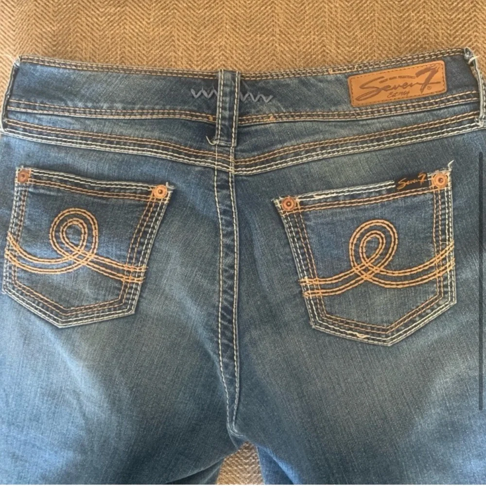 Excellent Preowned Condition Seven7 Capri Jeans Size 10. Very Cute.